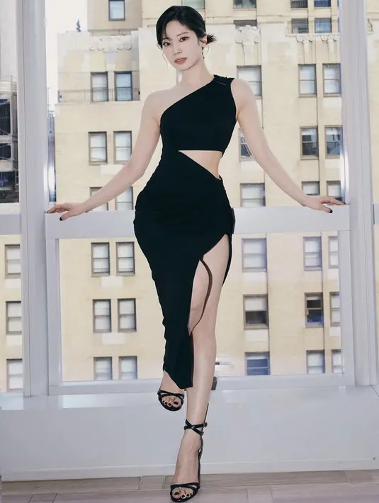 Kaki jenjang Dahyun pun semakin terlihat jelas dengan heels hitam strap senilah Rp9,8 jutaan.(@dahhyunnee)