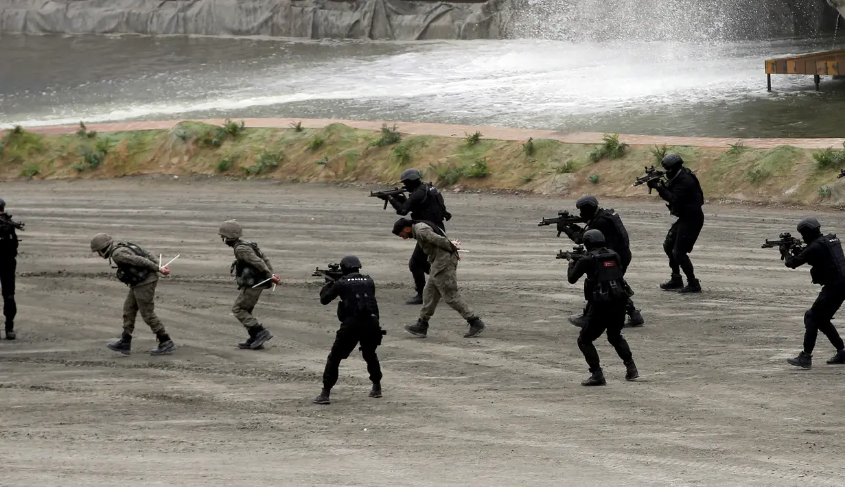 Tentara Uni Emirat Arab (UEA) menggelar latihan militer saat pembukaan Pameran dan Konferensi Pertahanan Internasional (IDEX) di Abu Dhabi, UEA, Minggu (17/2). IDEX menghadirkan teknologi terbaru di sektor pertahanan darat, laut, dan udara. (AFP)