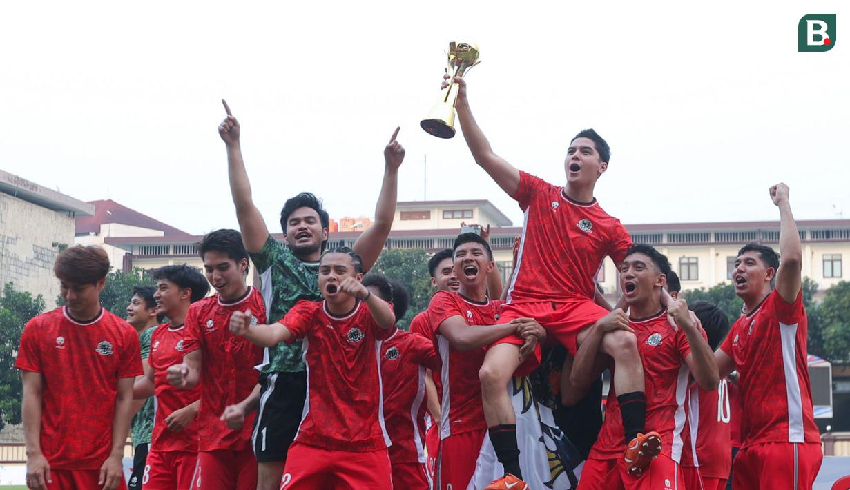Colossus FC berhasil mengangkat trofi Celebrity Trofeo 2025 di Stadion PTIK, Jakarta Selatan, pada Sabtu (19/7/2025). (Bola.com/M Iqbal Ichsan)