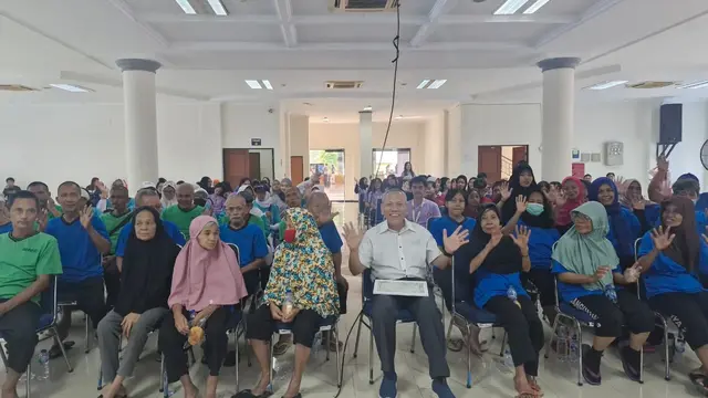 Prof Tjandra Yoga bersama warga panti sosial dan anak-anak yatim piatu di kawasan Ceger, Jakarta Timur.