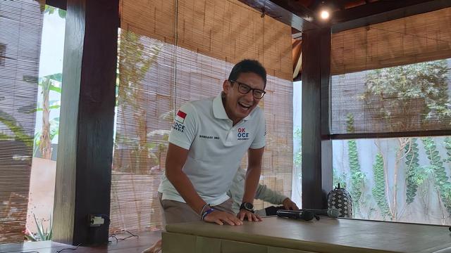 Wakil Ketua Dewan Pembina DPP Partai Gerindra Sandiaga Uno saat berbincang bersama wartawan di kediamannya.