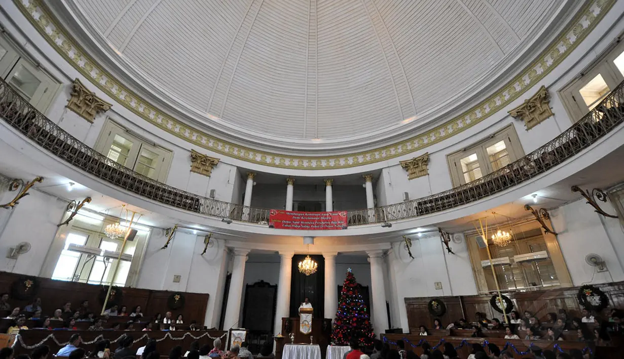 Ratusan umat Kristiani mengikuti Misa Natal di Gereja Immanuel Jakarta, Kamis (25/12/2014). Suasana Misa Natal di Gereja Immanuel berlangsung khidmat dan khusyuk. (Liputan6.com/Miftahul Hayat)