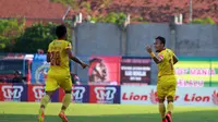 Striker Sriwijaya FC, Airlangga Sucipto merayakan salah satu gol yang ia cetak ke gawang Madura United. (Bola.com/Riskha Prasetya)