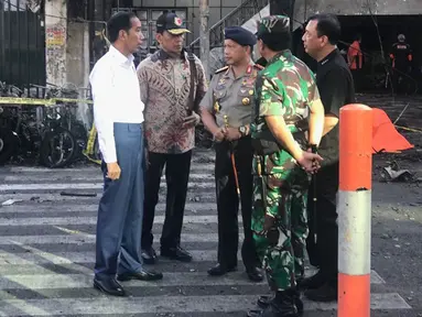 Presiden Jokowi berbincang dengan Kapolri Jenderal Tito Karnavian saat meninjau Gereja Kristen Indonesia di Jalan Arjuna, Surabaya, Minggu (13/5). GPPS merupakan salah satu dari tiga gereja di Surabaya yang diserang bom bunuh diri. (Liputan6.com/Istimewa)