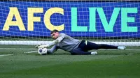 Penjaga gawang Timnas Australia, Mathew Ryan, berpartisipasi dalam sesi latihan di Stadion Melbourne Rectangular di Melbourne pada 13 November 2024, menjelang pertandingan kualifikasi Piala Dunia 2026 melawan Arab Saudi pada 14 November. (DAVID GRAY/AFP)