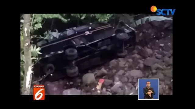 Bus rombongan guru SD dari Jakarta terjun ke jurang di kawasan Sukabumi, Jumat (7/9) malam. Satu orang meninggal dunia dalam peristiwa tersebut.