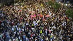 Ribuan orang turun ke jalan untuk melakukan protes pada hari Sabtu (28/6/2025) di seluruh Israel. (Jack GUEZ/AFP)