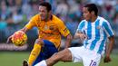 Pemain Barcelona, Adriano (kiri), berebut bola dengan pemain Malaga, Roberto Jose Rosales, dalam laga La Liga Spanyol di Stadion La Rosaleda, Malaga, Sabtu (23/1/2016). (AFP/Jorge Guerrero)