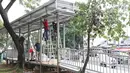 Pekerja menyelesaikan pembuatan halte Transjakarta di kawasan Kampung Rambutan, Jakarta, Jumat (1/3). Pembuatan halte tersebut bertujuan mempermudah warga untuk mengakses bus Transjakarta. (Liputan6.com/Immanuel Antonius)