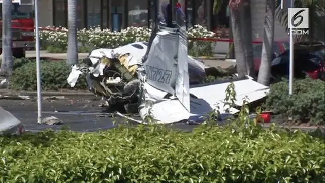 VIDEO: Pesawat Tabrak Tempat Parkir, 5 Orang Tewas