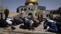 Umat muslim melaksanakan sholat Jumat saat bulan suci Ramadhan di Kompleks Masjid Al Aqsa, Kota Tua Yerusalem, Jumat (7/4/2023). (AP Photo/Mahmoud Illean)