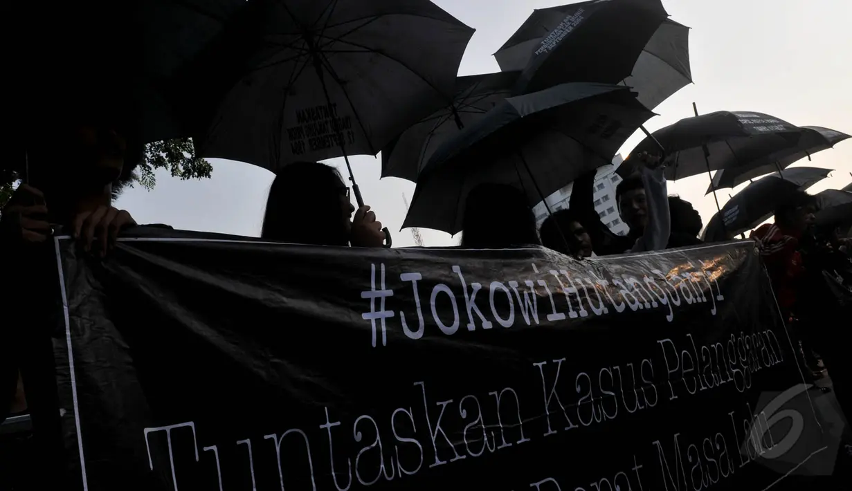 Sebuah spanduk berisi sindiran kepada pemerintah dibentangkan saat aksi Kamisan di depan Istana Negara, Jakarta, Kamis (21/5/2015). Kontras menilai pemerintah telah gagal memberikan kepastian hukum. (Liputan6.com/Johan Tallo)