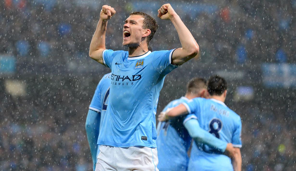 Edin Dzeko. Striker Bosnia Herzegovina berusia 38 tahun yang kini menjalani musim pertama di Inter Milan ini pernah memperkuat Manchester City selama 5 musim, 2010/2011 hingga 2014/2015. Dua kali ia menjadi juara Liga Inggris, musim 2011/2012 dan 2013/2014. (AFP/Andew Yates)