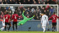 Kiper Manchester United, David de Gea gagal menyalamatkan gawang dari sundulan pemain Swansea City, Mike van der Hoorn saat pertandingan Liga Premier Inggris di Stadion Liberty, Inggris (6/11). (AFP/Geoff Caddick) 