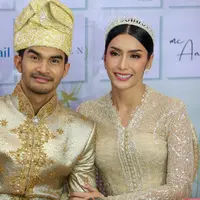 Tyas Mirasih resmi menikah dengan Tengku Tezi. Pernikahan di gelar di The Manor, Andara, Depok, Minggu (20/8/2023). Pasangan ini menggunakan adat melayu modern. Tezi memberikan mas kawin  emas 50 gram  dan seperangkat alat salat. [Foto: Muhammad Akrom Sukarya/Kapanlagi.com]