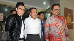 Komisioner KY Taufiqurrohman Syahuri (tengah) usai diperiksa Subdit II Bareskrim, Jakarta, Senin (28/9/2015). Taufiqurrohman diperiksa sebagai tersangka dalam kasus dugaan pencemaran nama baik hakim Sarpin Rizaldi. (Liputan6.com/Helmi Afandi)