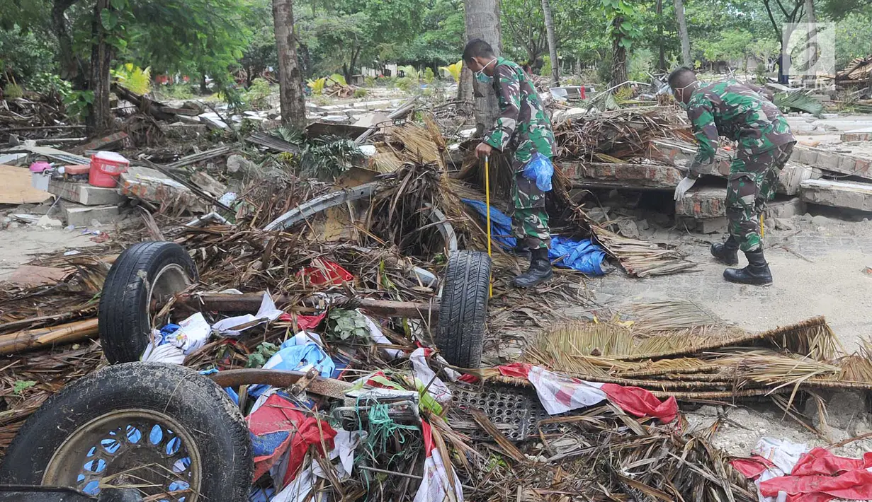 Anggota Batalyon Infanteri 315/Garudadi TNI AD melakukan  penyisiran korban tsunami di kawasan Tanjung Lesung Beach Club, Pandeglang, Banten, selasa (25/12). Penyisiran dilakukan disekitar bangunan yang roboh. (Merdeka.com/Arie Basuki)