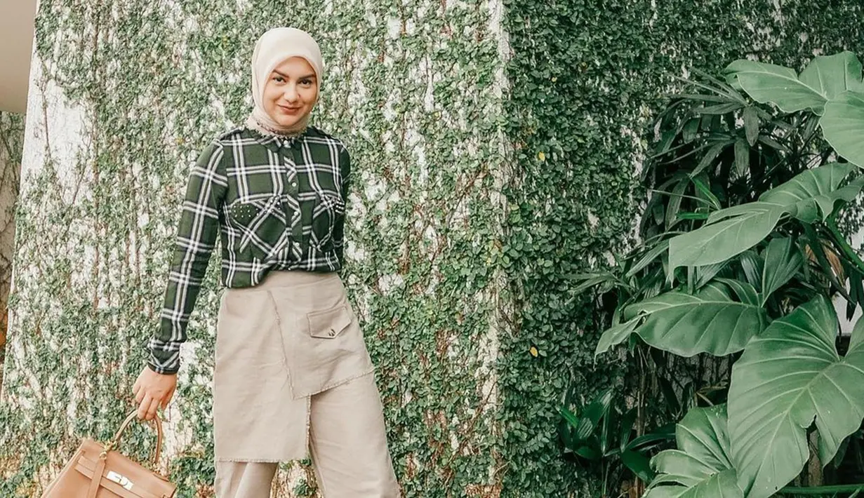 Melalui akun Instagram pribadinya, Irish Bella sendiri kerap mengunggah foto gaya OOTD. Bahkan, penampilannya yang kasual sering kali mencuri perhatian netizen. (Liputan6.com/IG/@_irishbella_)