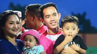 Gelandang Madura United, Slamet Nurcahyo, bersama istri dan kedua anaknya. (Bola.com/Zaidan Nazarul)