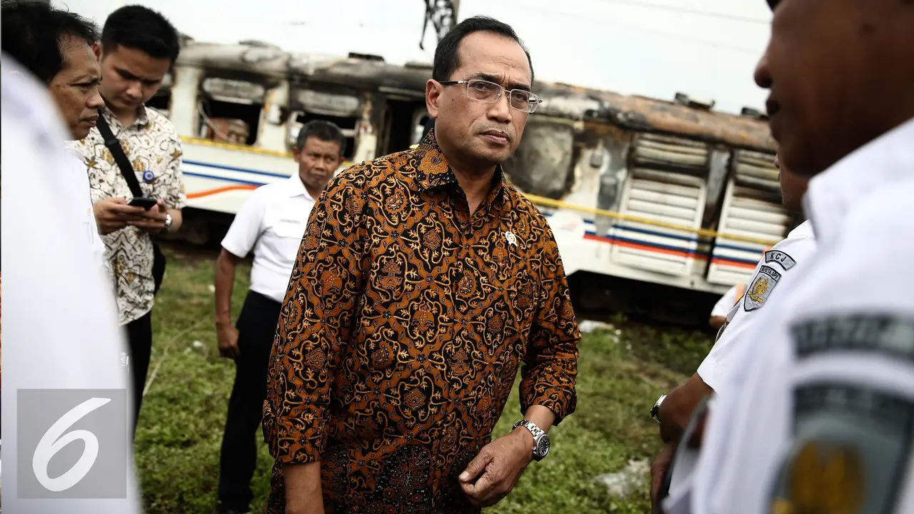 20160825- Menhub Budi Karya Tinjau Gerbong kereta yang Terbakar-Jakarta- Faizal Fanani