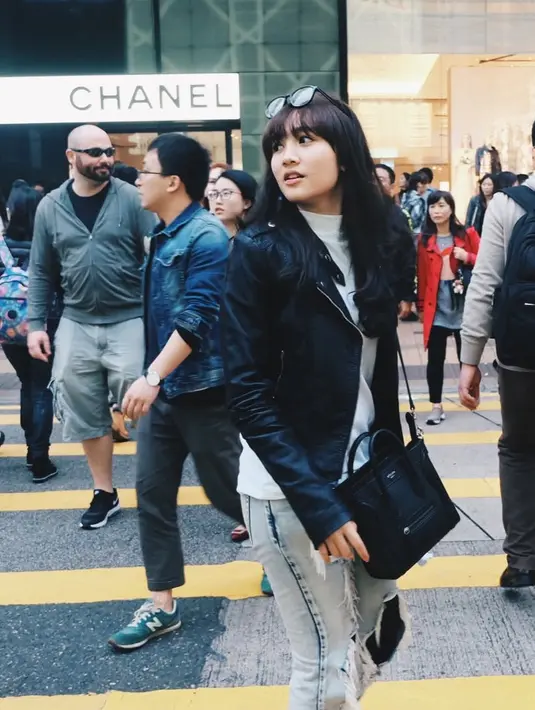 Febby Rastanty tampil dengan jaket leather hitam dipadukan inner turtleneck putih. Ia mengenakan celana denim ripped yang tengah tren di tahun 2016. [ @febbyrastanty]