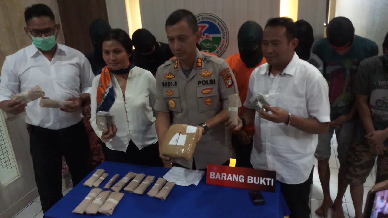 Satuan Narkoba Polres Metro Jakarta Selatan mengungkap peredaran ganja di Kebon Jeruk, Jakarta Barat.