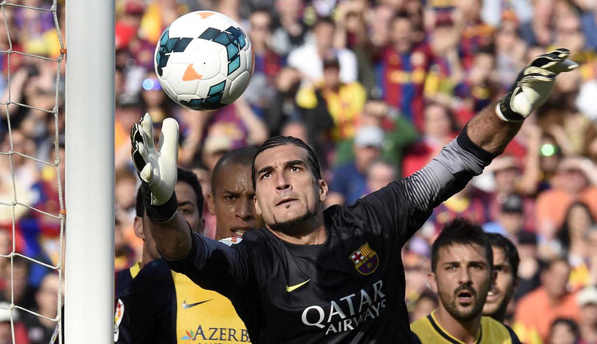 Jose Manuel Pinto. Kiper kedua Barcelona periode 2008/2009 hingga 2013/2014 ini ternyata tidak berposisi sebagai kiper di awal kariernya. Ia berposisi sebagai gelandang bertahan. Setelah pensiun dari barcelona, ia merambah dunia musik dengan menjadi produser rekaman. (AFP/Lluis Gene)