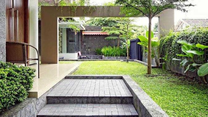 Taman minimalis berkesan rapi karya Hbarsitekplus. (dok. Arsitag.com)