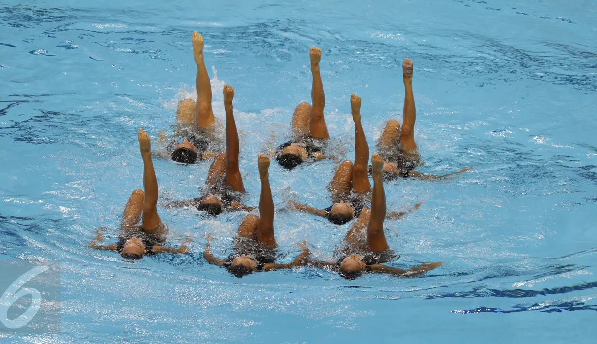 Tim renang indah Indonesia berhasil menyumbang medali pertama bagi kontingen Merah Putih di Sea Games 2015 Singapura. Salah satu aksi tim renang indah Indonesia saat tampil di OCBC Aquatic Centre, Rabu (3/6/2015). (Liputan6.com/Helmi Fithriansyah)
