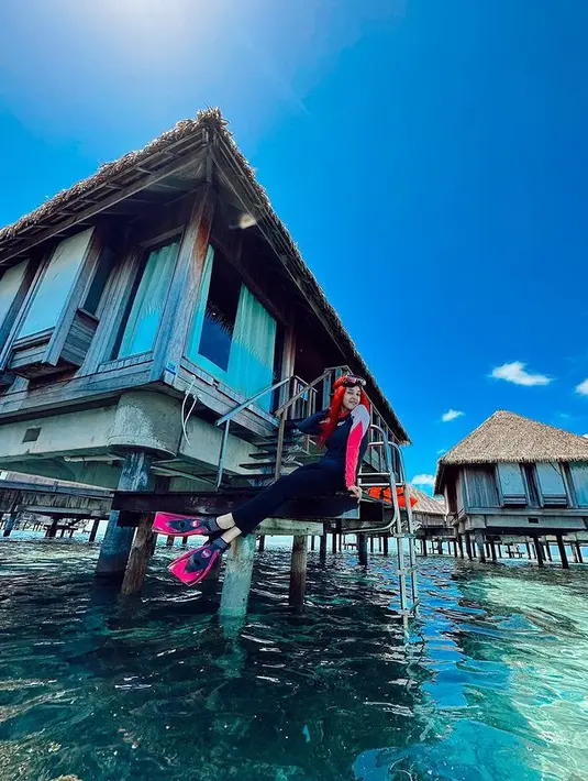 Tasya Farasya mengunggah foto liburan seru ke Maldives. Kali ini, ia tampak menggemaskan dalam balutan baju renang tertutup. [Foto: Instagram/ Tasya Farasya]