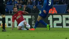 Juan Mata melakukan tekel berbahaya terhadap Jamie Vardy. This video presented by BallBall.