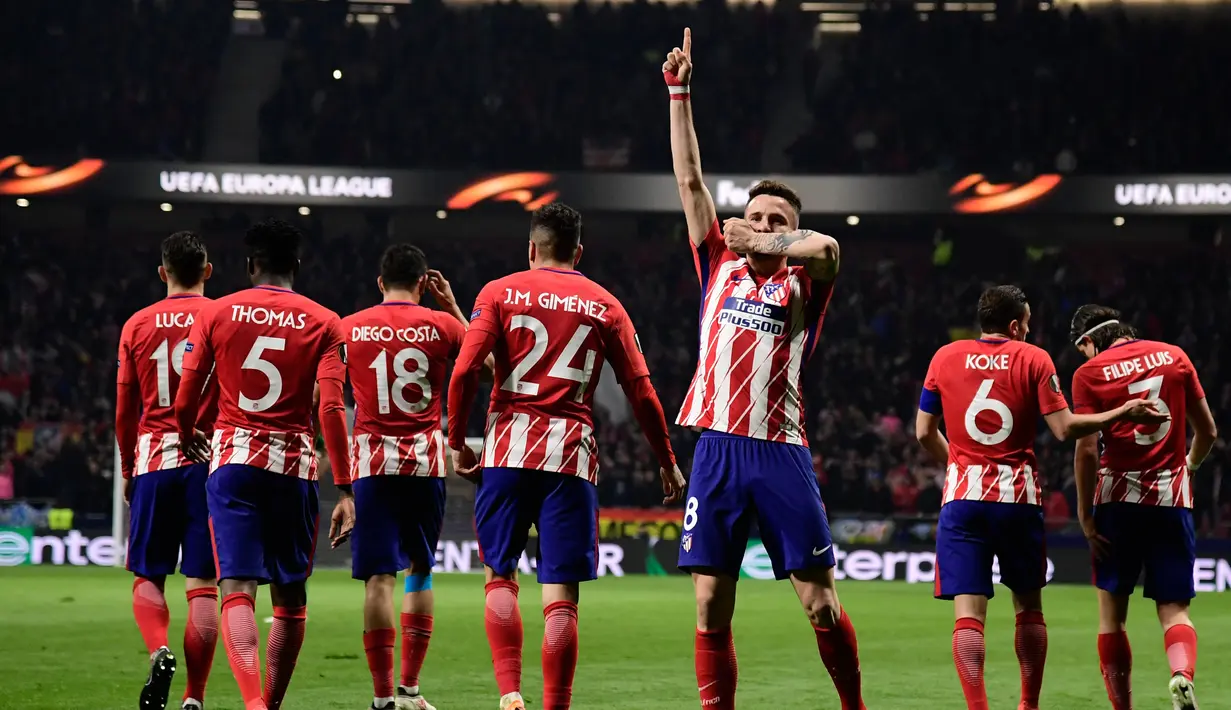 Gelandang Atletico Madrid Saul Niguez melakukan selebrasi usai membobol gawang FC Lokomotiv Moskow saat pertandingan Liga Europa leg pertama di stadion Wanda Metropolitano, Madrid (8/3). Niguez berhasil mencetak gol pada menit ke-22. (AFP/Javier Soriano)