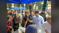 Kunjungan Kerja Bareng Zulkifli Hasan, Verrell Bramasta Disambut Emak-Emak dan Ditanya Soal Fuji.&nbsp; foto: TikTok @natadefeb