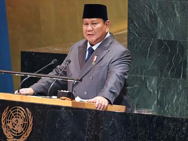 Presiden Republik Indonesia, Prabowo Subianto menyampaikan pidato Konferensi Internasional Tingkat Tinggi untuk Penyelesaian Damai atas Masalah Palestina dan Implementasi Solusi Dua Negara yang digelar di Gedung Majelis Umum Perserikatan Bangsa-Bangsa (PBB), New York, Amerika Serikat, pada Senin 22 September 2025 waktu setempat. (Ludovic MARIN/AFP)