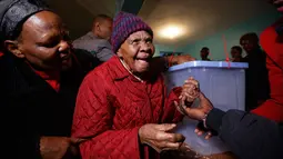 Lydia Gathoni Kiingati (102) saat akan meninggalkan sebuah TPS usai menggunakan hak suaranya di Gatundu, utara Nairobi, Selasa (8/8). Masyarakat Kenya melaksanakan pesta demokrasi dengan memberikan suara pada pemilihan presiden. (AP Photo/Ben Curtis)