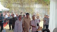 Menteri Perumahan dan Kawasan Permukiman (PKP) Maruarar Sirait&nbsp;meletakkan&nbsp;batu pertama dalam Pembangunan Rumah Gratis bagi Masyarakat di Desa Sukawali, Kabupaten Tangerang, Banten, Jumat (1/10/2024).&nbsp;Dalam program ini tanah disediakan&nbsp;oleh pemerintah dan pembangunan&nbsp;dilakukan oleh perusahaan yang&nbsp;dimiliki oleh&nbsp;Sugianto Kusuma (Aguan). (Sulaeman/Merdeka.com)&nbsp;
&nbsp;