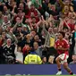 Pemain Manchester United, Joshua Zirkzee melakukan selebrasi usai mencetak gol pembuka saat pertandingan sepak bola Liga Premier Inggris melawan Fulham di stadion Old Trafford, Jumat 16 Agustus 2024. (AP Photo/Dave Thompson)