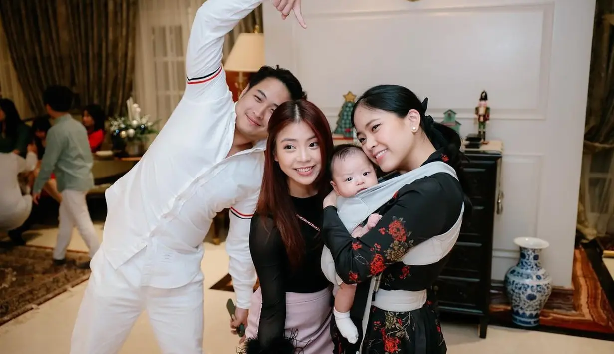 Natalan bersama keluarga besar, sang putri, Julia konsisten dengan dress kotak-kotak [@jessicatanoe]