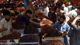 Umat muslim Pakistan membeli kurma sebagai persiapan untuk bulan suci Ramadan di Karachi pada 5 Mei 2019. Buah khas Timur Tengah, kurma, selama bulan ramadan ramai diburu untuk dihidangkan saat berbuka puasa. (Photo by RIZWAN TABASSUM / AFP)