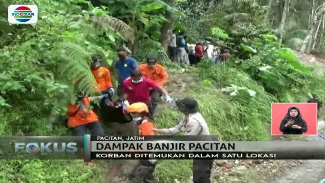 Tim SAR menggunakan bantuan anjing pelacak untuk menemukan korban yang tertimbun longsor di Pacitan, Jawa Timur.