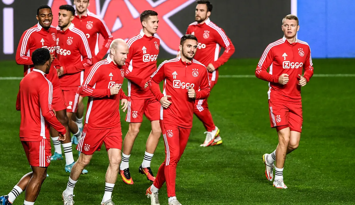 Para pemain Ajax Amsterdam ambil bagian dalam sesi latihan di stadion Luz, Lisbon, 22 Februari 2022. Ajax akan melawat ke markas Benfica pada babak 16 besar Liga Champions 2021/2022, Kamis (24/2) dini hari WIB. (PATRICIA DE MELO MOREIRA/AFP)
