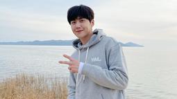 Pria yang juga disibukkan dengan acara variety show ini terbilang cukup aktif mengunggah gaya penampilannya di media sosial. Ia juga lebih sering terlihat menggunakan hoodie di berbagai kesempatan. (Liputan6.com/IG/@seonho__kim)