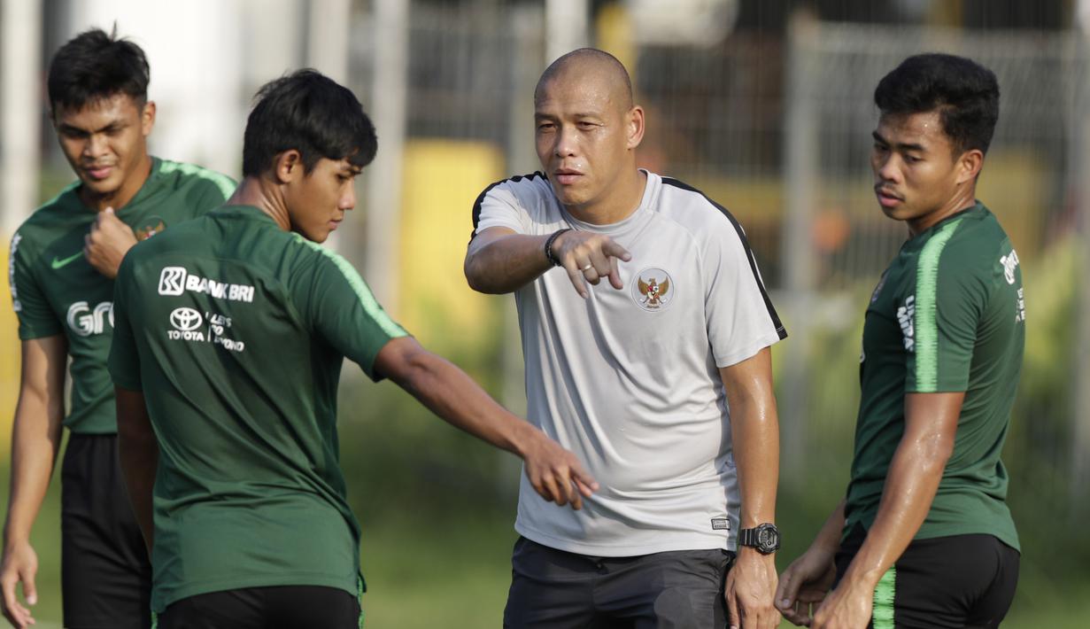 <p>Asisten pelatih Timnas Indonesia U-22, Nova Arianto, memberikan arahan saat latihan di Lapangan ABC Senayan, Jakarta, Kamis (14/2). Latihan ini merupakan persiapan terakhir jelang Piala AFF U-22 2019 di Kamboja. (Bola.com/M. Iqbal Ichsan)</p>