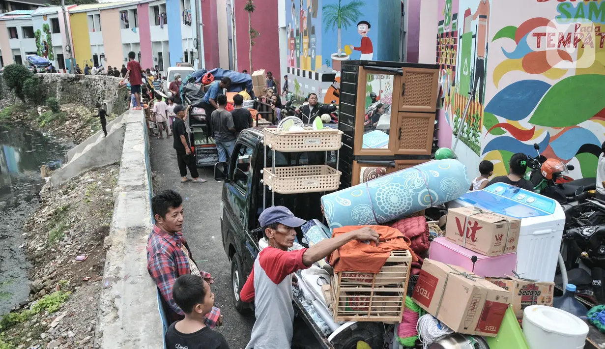 Warga mengangkut barang saat mulai menghuni di Kampung Gembira Gembrong, Cipinang Besar Utara, Jakarta Timur, Minggu (9/10/2022). Pasca diresmikan oleh Gubernur DKI Jakarta pada Jumat (7/10) kemarin, warga korban kebakaran yang sebelumnya mengungsi di Rusun Cipinamg Besar Utara kini mulai kembali menghuni Kampung Gembira Gembrong. (merdeka.com/Iqbal S. Nugroho)