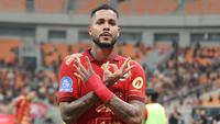 Penyerang andalan Persija Jakarta, Maxwell Souza melakukan selebrasi usai mencetak gol penentu kemenangan atas PSM Makassar pada pekan ke-22 BRI Super League 2025/2026 yang digelar di Jakarta International Stadium, Jumat (20/2) malam WIB. (Bola.com/Abdul Aziz)