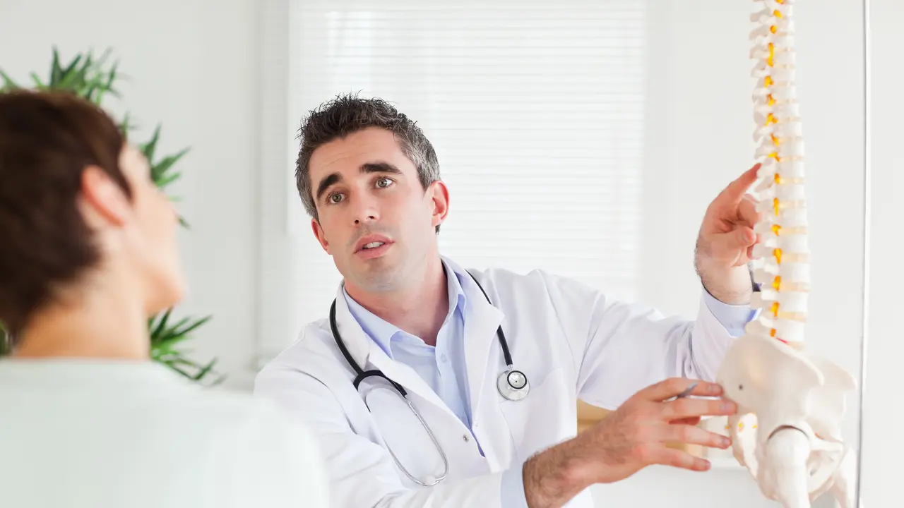 [Bintang] 3 Fakta Tentang Randal Cafferty dan Malpraktik Chiropractic First