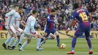 Gelandang Barcelona, Lionel Messi, berusaha melewati kepungan pemain Celta Vigo pada laga La Liga Spanyol di Stadion Camp Nou, Katalonia, Sabtu (2/12/2017). Kedua klub bermain imbang 2-2. (AFP/Pau Barrena)