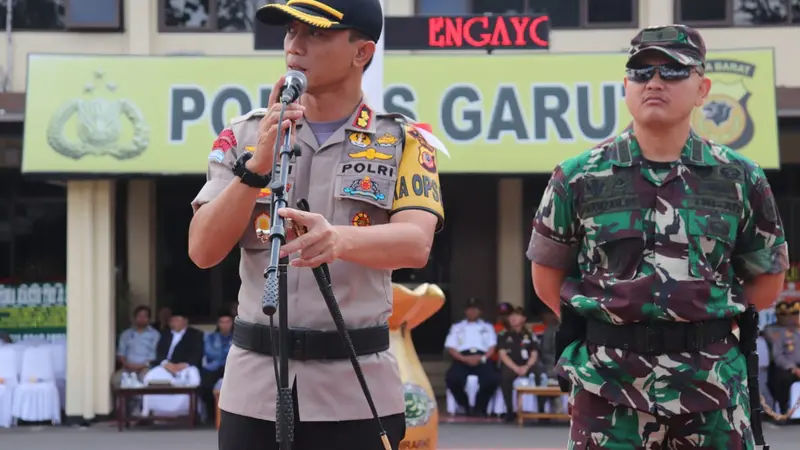 KApolres Garut AKBP Budi Satria Wiguna menyampaikan pesan dalam apel gabungan persiapan keamanan untuk menghadapi sidang gugatan hasil pilpres di MK di Mapolres Garut kemarin
