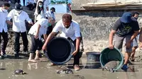 Umat Khonghucu Kelenteng Tuban saat Melepas 9 Penyu ke Laut (Liputan6.com/Ahmad Adirin)