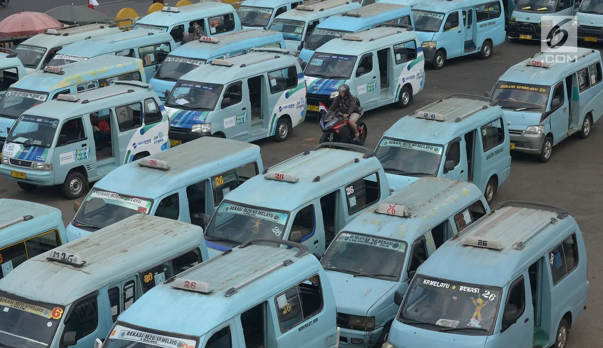 Sejumlah angkutan kota (angkot) antre menunggu penumpang di Terminal Kampung Melayu, Jakarta timur, Jumat (2/8/2019). Rencananya Kepala Dinas Perhubungan akan menyiapkan rancangan pembatasan usia kendaraan di atas 10 tahun untuk angkutan umum. (merdeka.com/Imam Buhori)
